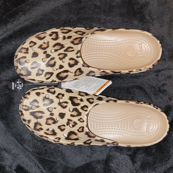 SOLDWomen's Crocs Freesail Leopard Clogs, size 8 - Picture 2 of 6